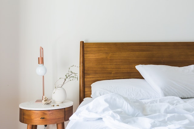 Łóżka pojedyncze w hotelach i pensjonatach – jakie wybrać, aby zapewnić komfort gościom?