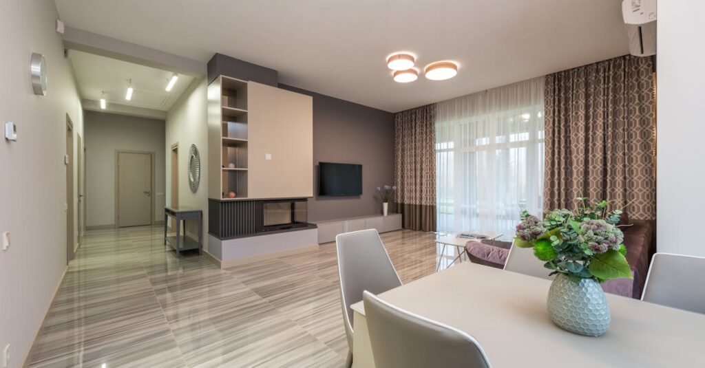 Sufit zamiast podłogi: sufitowe szyny użytkowe i mobilne meble, które zwalniają 2–6 m² w małym mieszkaniu