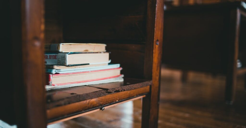 Regał–komin: półki, które pasywnie chłodzą pokój i poprawiają akustykę. DIY dla salonu i biura