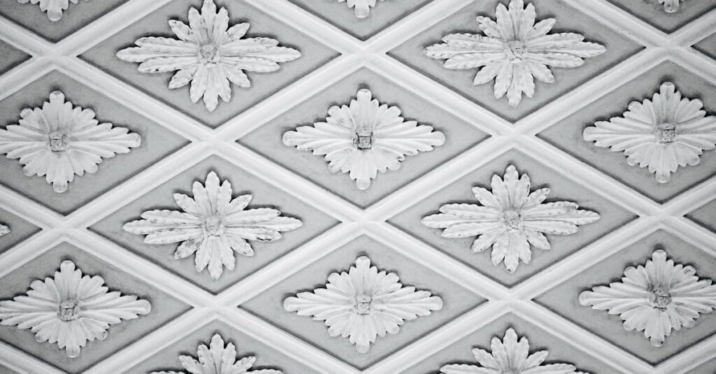 Ściany, które grzeją i chłodzą: gliniany tynk z matami kapilarnymi i wkładami PCM jako ciche HVAC do mieszkań