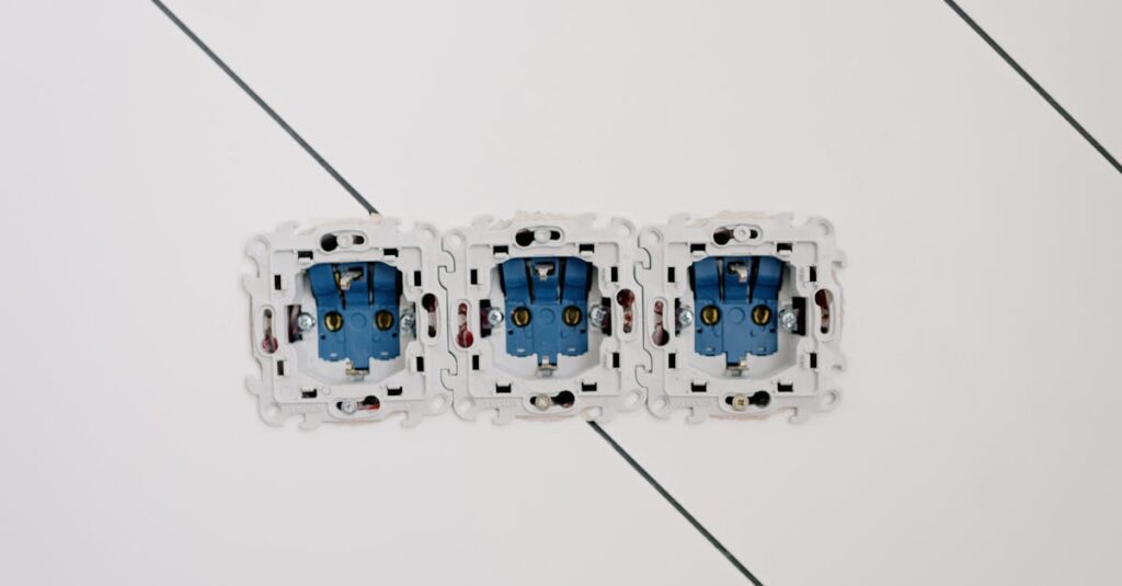 24‑V listwy zasilające w listwach przypodłogowych: ukryta magistrala DC dla lamp, USB‑C i mikrogrzania bez plątaniny kabli