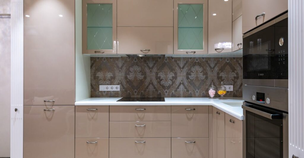 Ściana–spiżarnia pasywna: gliniany regał z PCM, który chłodzi żywność bez prądu