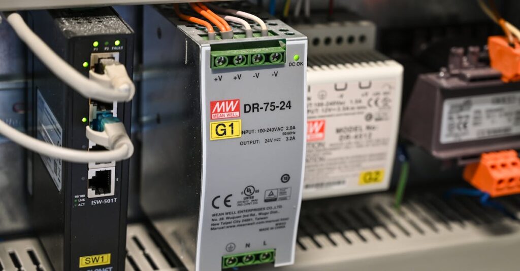 Szyna 48 V DC w domu: meble i oświetlenie na bezpiecznym napięciu – koniec z gąszczem zasilaczy