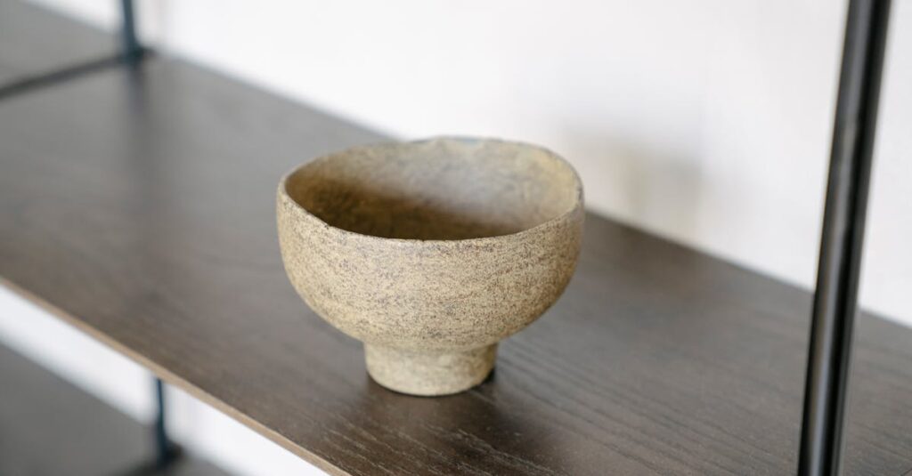 Ściana, która grzeje i chłodzi: tynk gliniany z mikrokapsułami PCM i matami kapilarnymi – ciche HVAC w aranżacji wabi-sabi