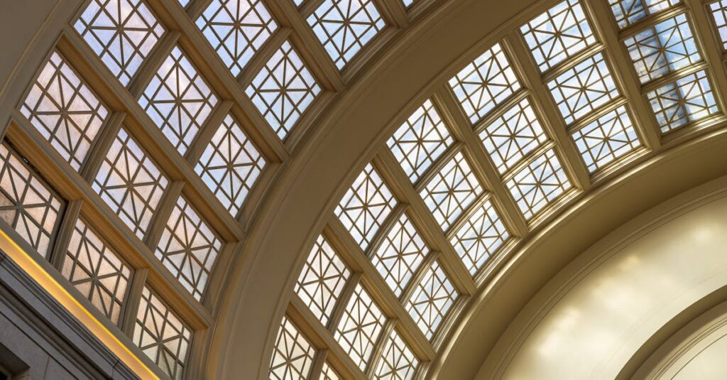 Sufit kapilarny 48 V DC z płytami glinianymi: ciche chłodzenie i grzanie bez klimatyzatora, które zmienia aranżację wnętrza